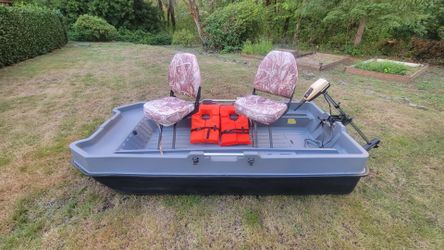 Sundolphin Sportsman Bass boat with MinnKota electric motor