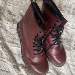 Dr. Martens Boots – Size 7 (Like New)