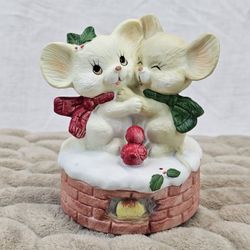 VTG HOUSE OF LLOYD "HOLIDAY HUGS" MICE MUSIC BOX