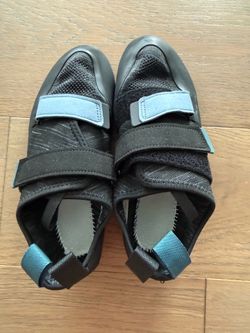 climbing shoes new - size euro 43 /9