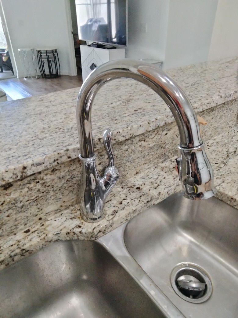 Delta Single Handle Pull Down Chrome Kitchen  Faucet 