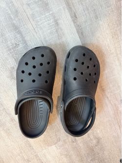 Black Crocs size 8