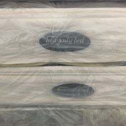 Super thick king size Simmons Mattress with Box Springs. I can also delivered