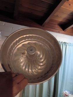 Bundt cake pan