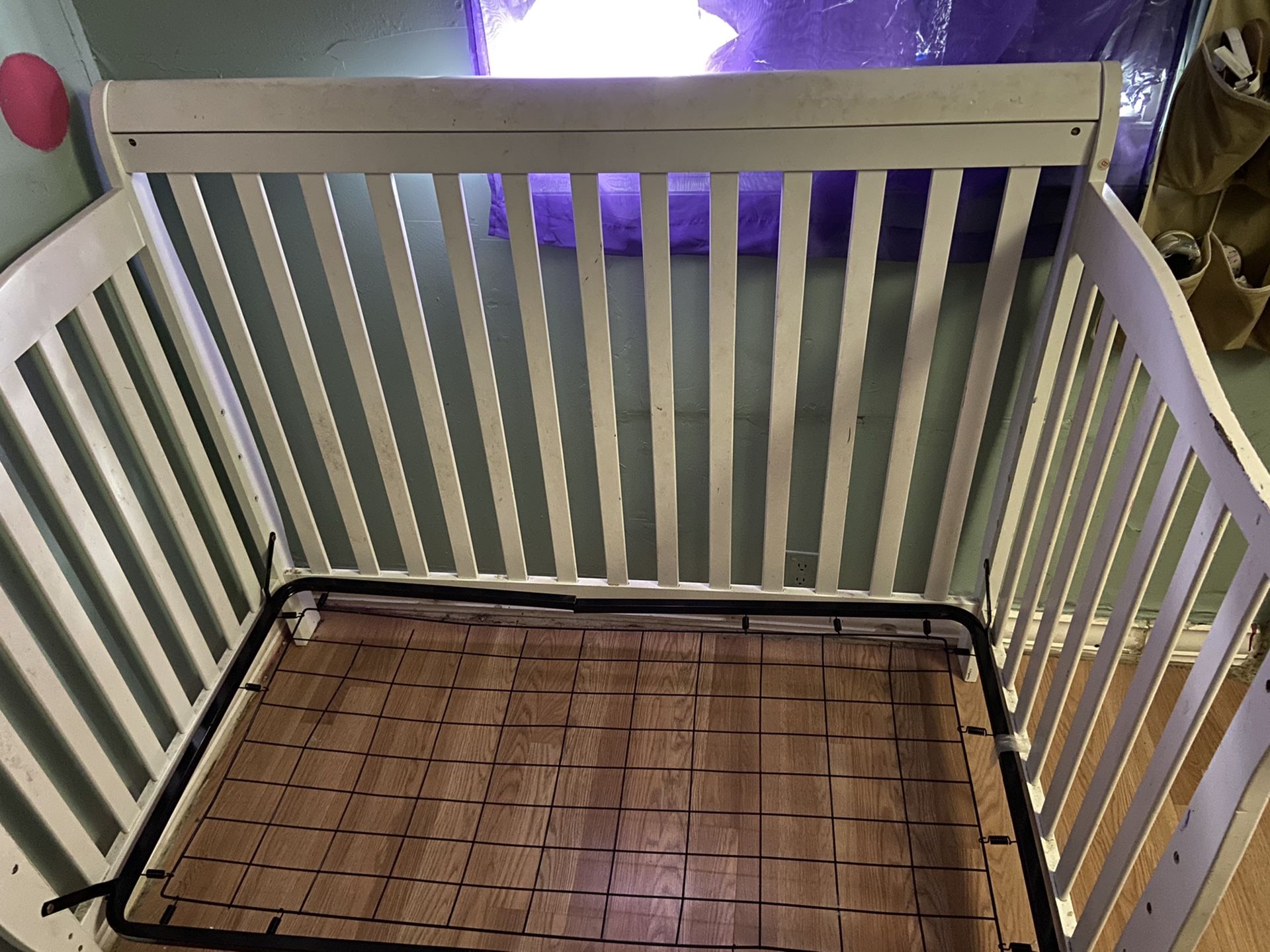 Crib converts to full bed or todler bed needs paibt has biting on one rail