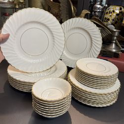 32p. STANDISH SYRACUSE CHINA MADE IN AMERICA PORCELAIN SCALLOPED EDGE DINNER SET