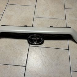2014-2024 Toyota 4Runner Grille Assembly