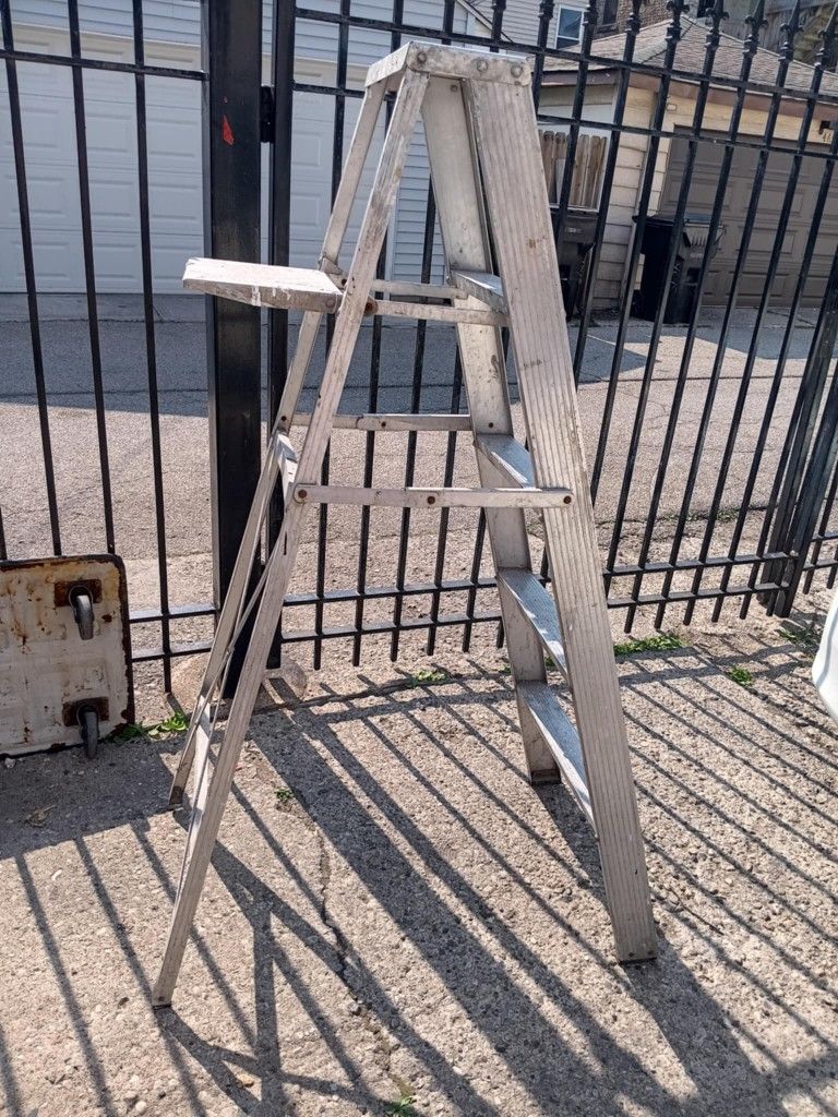 escalera de aluminum bueno $25