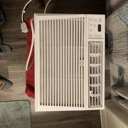 Window AC Unit with Remote + Bracket