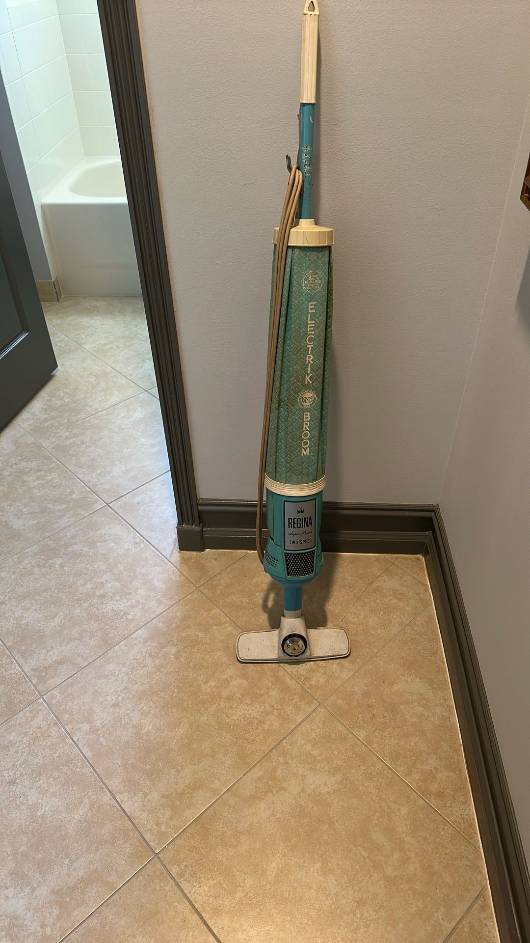 Regina 2 Speed Electrik Broom/Vacuum