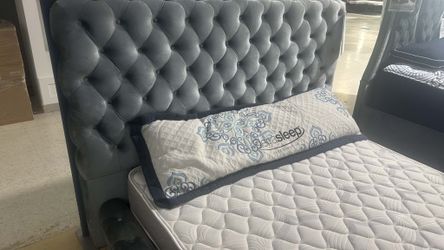 Gray Velvet Upholstered Tufted Design Bed Frame Queen size bed King Size Bed Frame For further information please text me...
- Pick up Available
- Fas