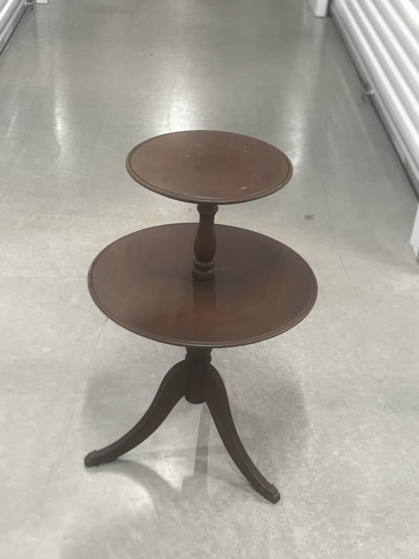 ANTIQUE 2 TIER ROUND SOLID WOOD MAHOGANY CLAW FOOT BUTLER DUMBWAITER END TABLE   Used in good condition with some cosmetic blemishes. These blemishes 