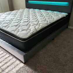 NEW KING-SIZE PILLOW TOP MATTRESS AND BOX SPRING 🆕️