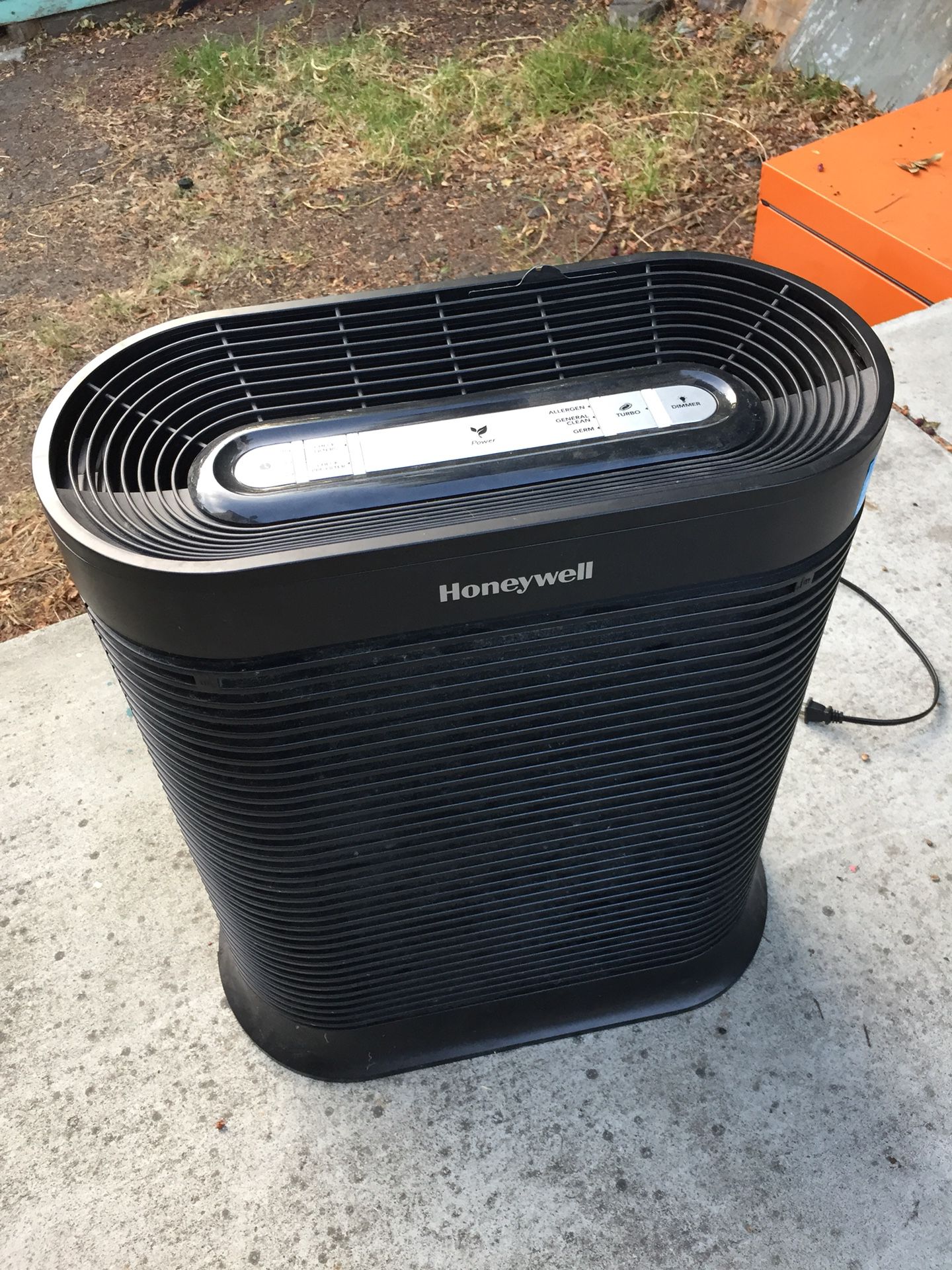 Honeywell Air Filter, True HEPA Air Purifier with Allergen Remover-Black, HPA100, Medium Room