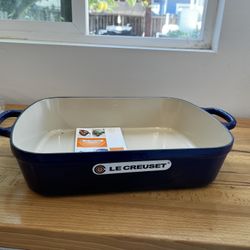 Rare New le Creuset 7qt Roasting dish!