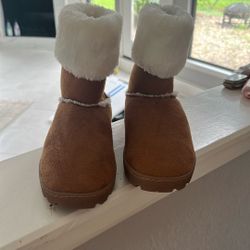 Woman UGG, classic shoes