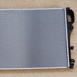 Mercedes Benz 2007 S550 Brand New Damaged Radiator For Parts