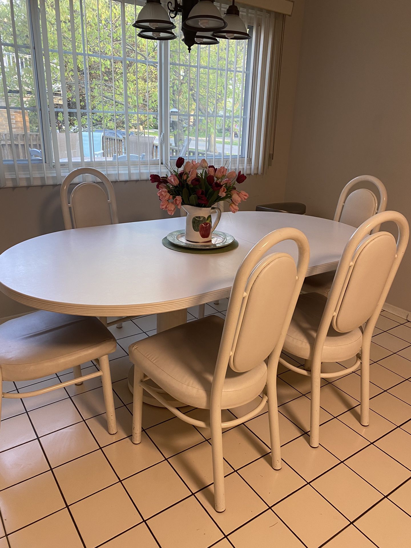 White Oval Kitchen Table w/6 Chairs