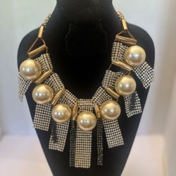 Jn4- Large Pearls With Flat Stones 
