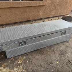 Toolbox for truck bed