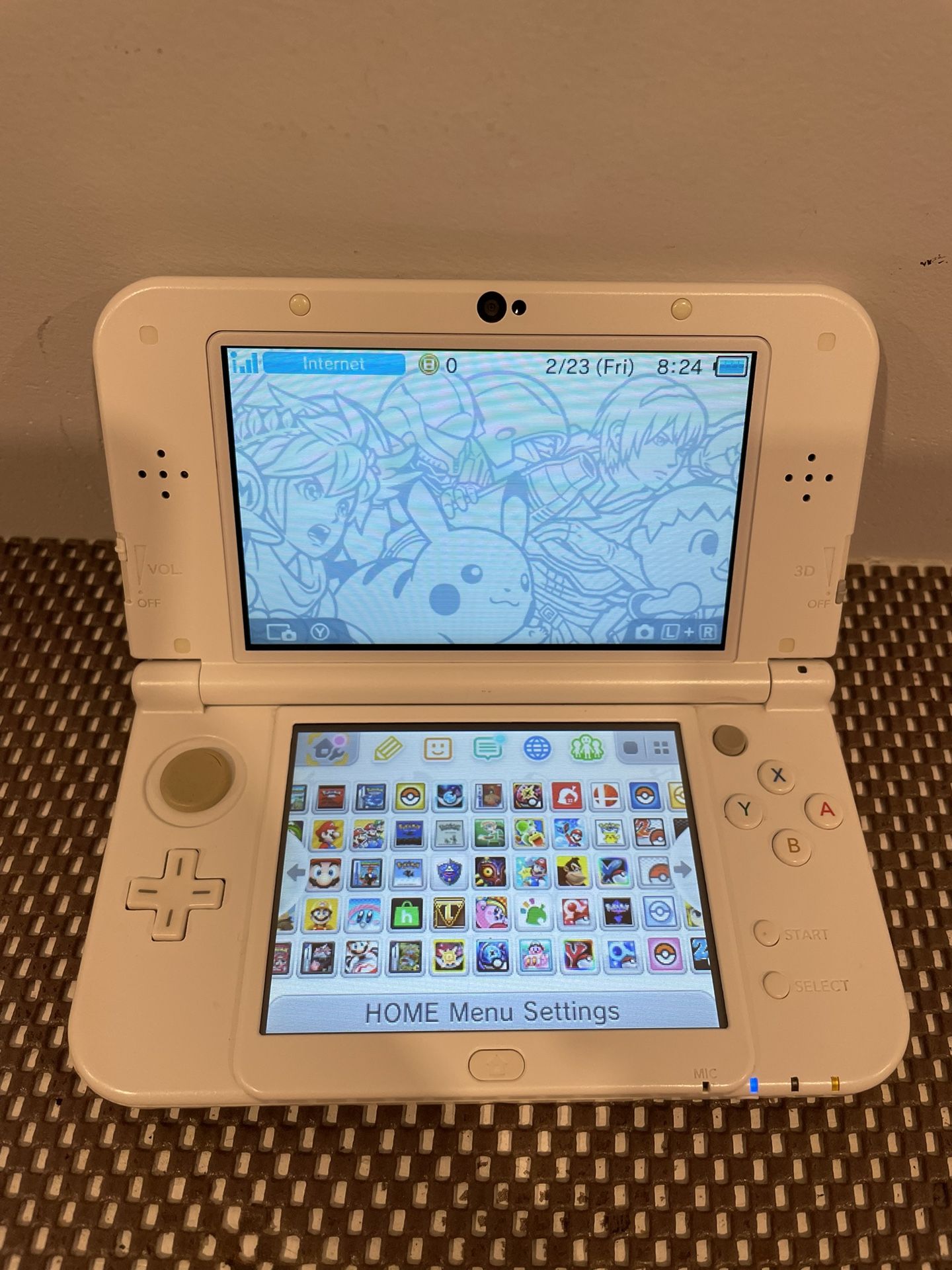 New Nintendo 3DS XL in Pearl White DUAL IPS W/ Charger, Games, stylus and 64GB.