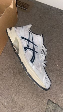 ASICS Running Shoes White/Navy Blue – Men’s Size [8.5] – Great Condition