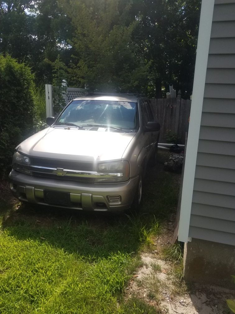2002 Chevy Trailblazer 213000 miles on it good work truck needs parts and labor windshield tail Muffler compressor for AC as is