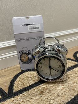 Peakeep Loud Alarm Clock for Heavy Sleepers Adults, Metal 4 Inches Twin Bell Battery Operated Alarm Clocks for Bedrooms Decoration