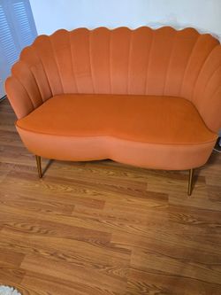 ✨ Burnt Orange Shell Accent Loveseat/Settee – $325✨