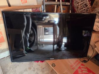 Samsung 40' TV with wall mount