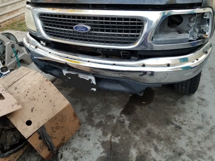 2000 Ford Expedition Chrome Front Bumper