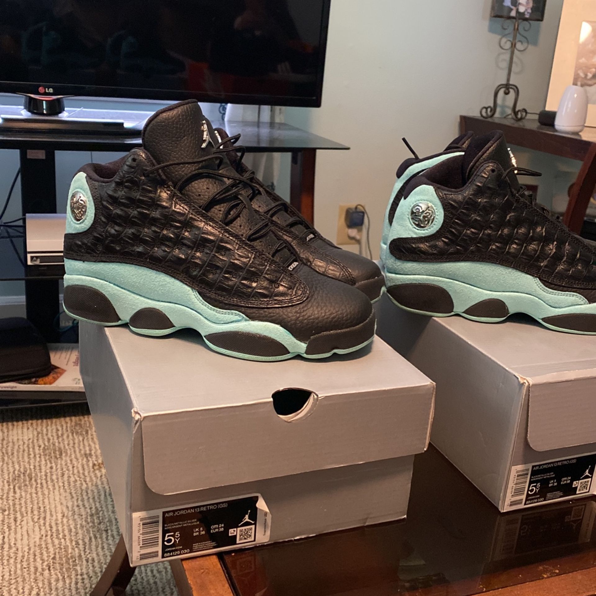 Jordans Retro 13s Both 5.5y Like New