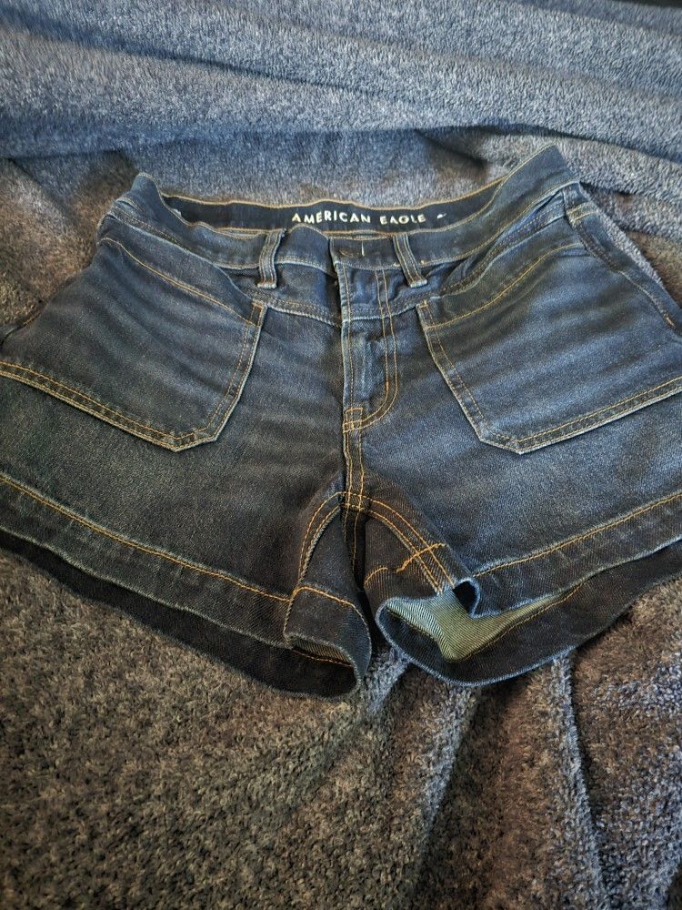 Se Vende Short Talla 4 Pero Biene Un Poco Amplio Nuevo No Se Uso Ninguna Vez