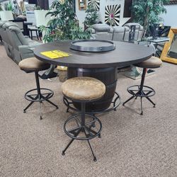 Dining Table With 4 Barstools 