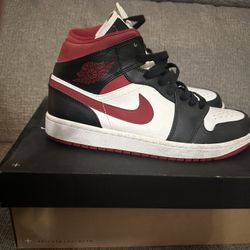 Jordan’s Men’s Sz 9