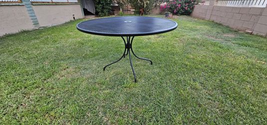 ** Beatiful Metal Patio table **