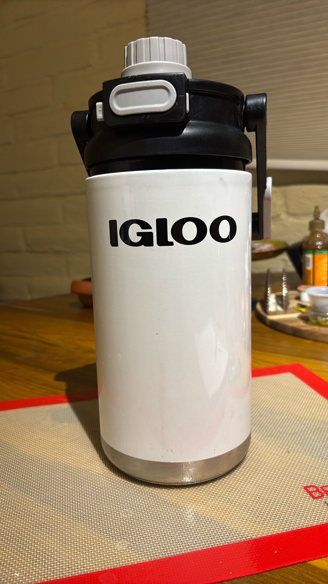 Igloo 54-oz, hybrid Sports. Large Water Bottle.