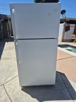 Frigidaire Top-Freezer Refrigerator White