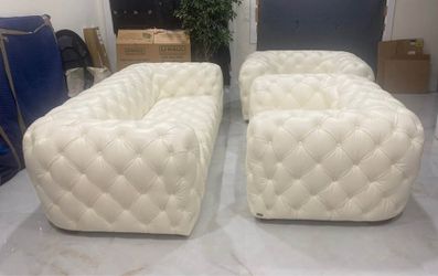 Brand New 100% Genuine, Italian Leather Sofa Set. Large Couch and Chairs
