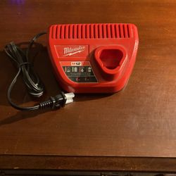 Milwaukee 12 V Charger