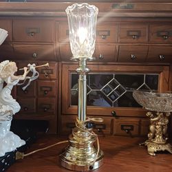 REALLY NICE LOOKING VINTAGE  BRASS AND CRYSTAL CLEAR GLASS TABLE LAMP 