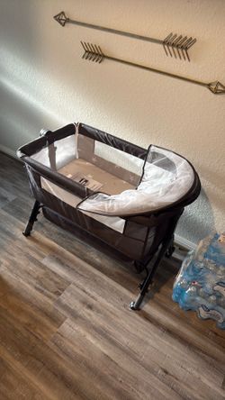 BEDSIDE CRIB ( BASSINET ) BRAND NEW NEVER USED
