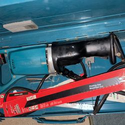 Makita Saw With Case And Blades 