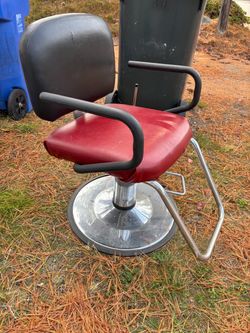 FREE! Salon or Barber Chair. Works.