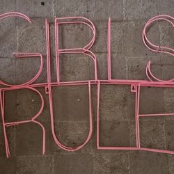 GIRLS RULE" Wire Wall Decor