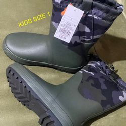 New Winter Kids Boots 🥾 Size 1 ( Nuevos).    FIRM.          NO TRADES.     NO SHIPPING. (EAST PALMDALE)