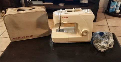 Singer Sewing Machine with Carrying Case