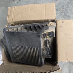 2000 GMC Sierra OEM AIR INTAKE AND FILTER BOX