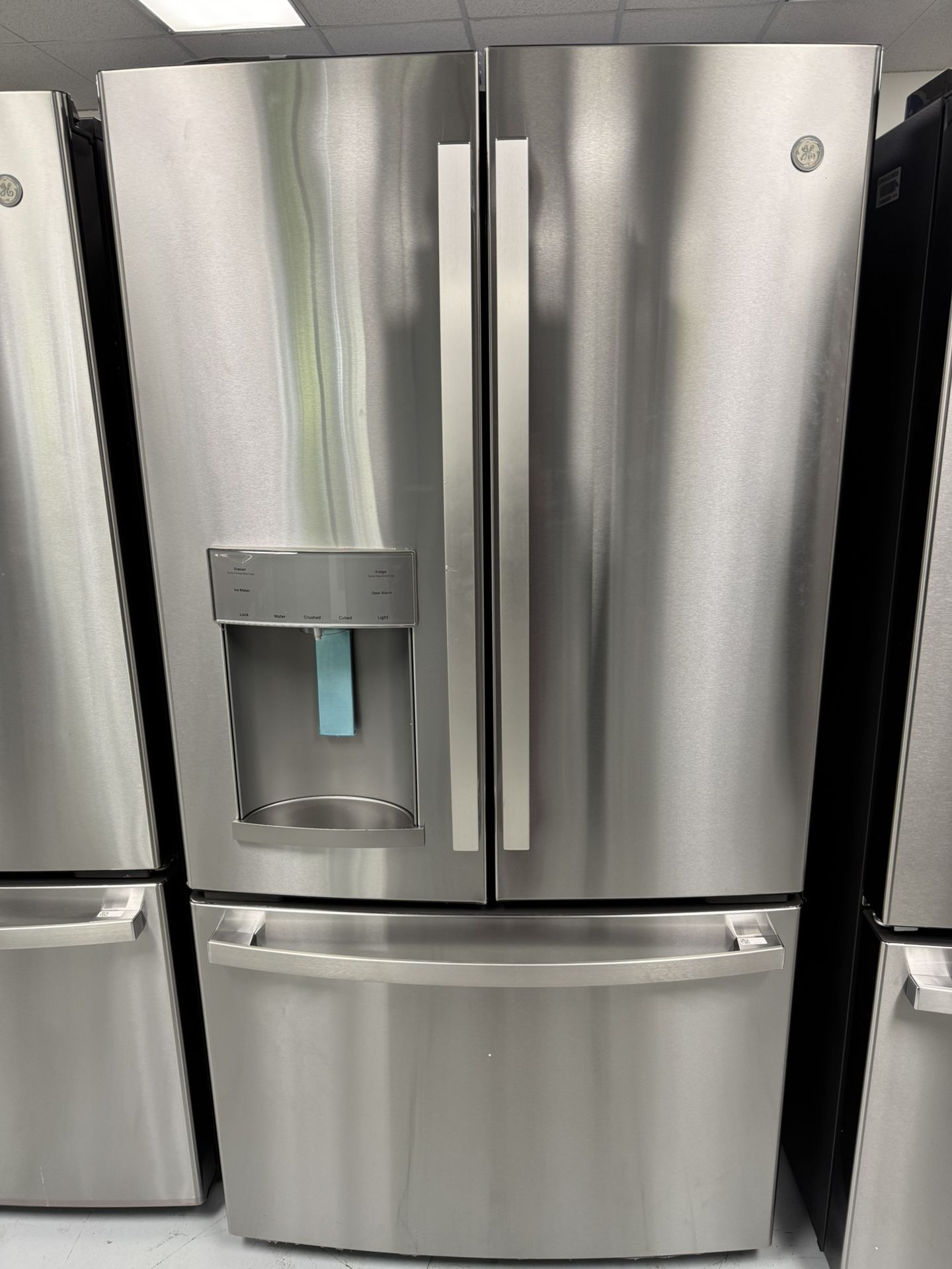 Never Used 28 Cu.ft Refrigerator With Water And Ice