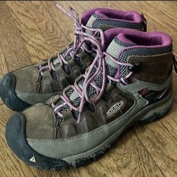 WOMENS KEEN HIKING BOOTS